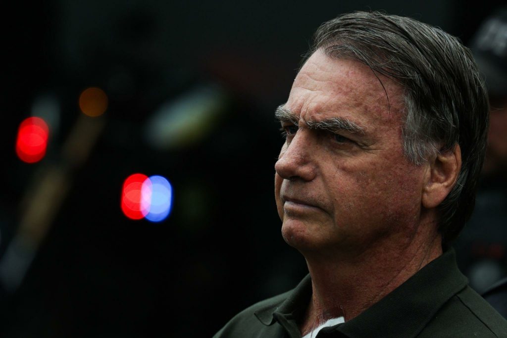 Polícia do DF livra Bolsonaro e indicia segurança por porte ilegal de arma