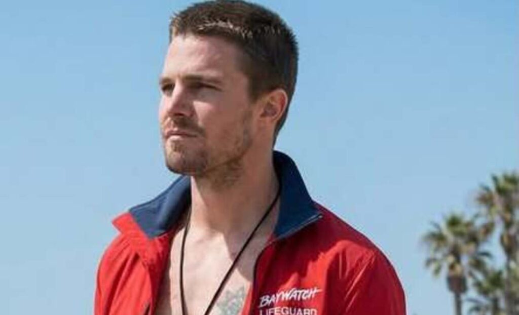 ‘Baywatch’: Stephen Amell surge ENCANTADOR como salva-vidas em novo teaser; Confira!