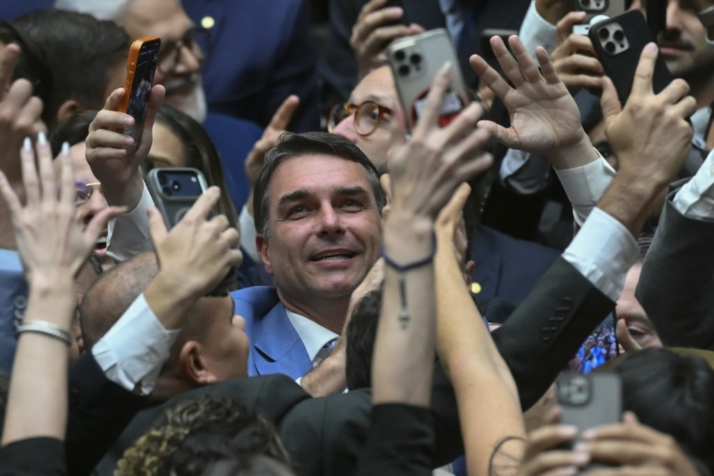 Flávio aposta na polarização para minimizar estragos causados por Michelle, que não deve d