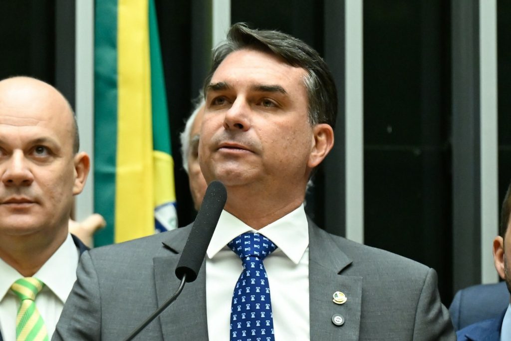 Indefinição no Rio prejudica Flávio Bolsonaro em seu berço eleitoral
