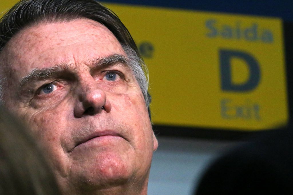 Moraes mantém Bolsonaro em prisão domiciliar