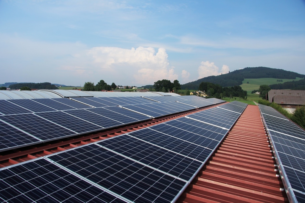 Governo prevê R$ 3,5 tri em energia até 2035, mas critica expansão solar