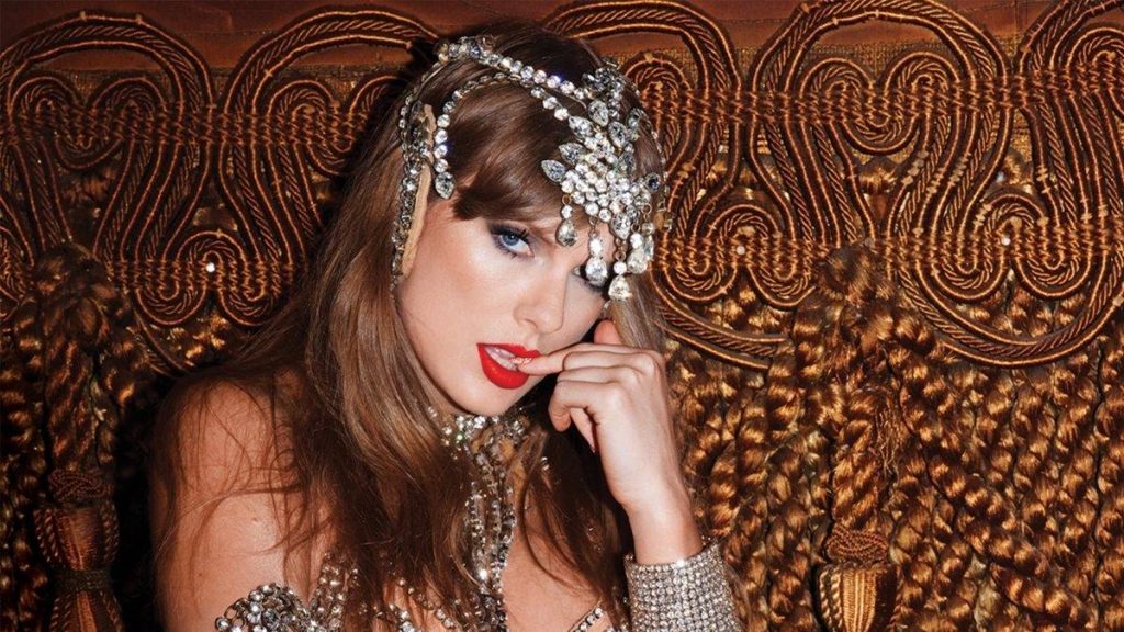 Lena Dunham divide opiniões com piada sobre a NFL no casamento de Taylor Swift e Travis Ke