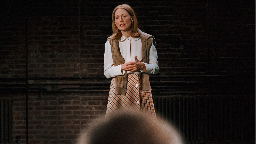 Julianne Moore vive uma TÍMIDA atriz de teatro no trailer de ‘The Debut’; Confira!