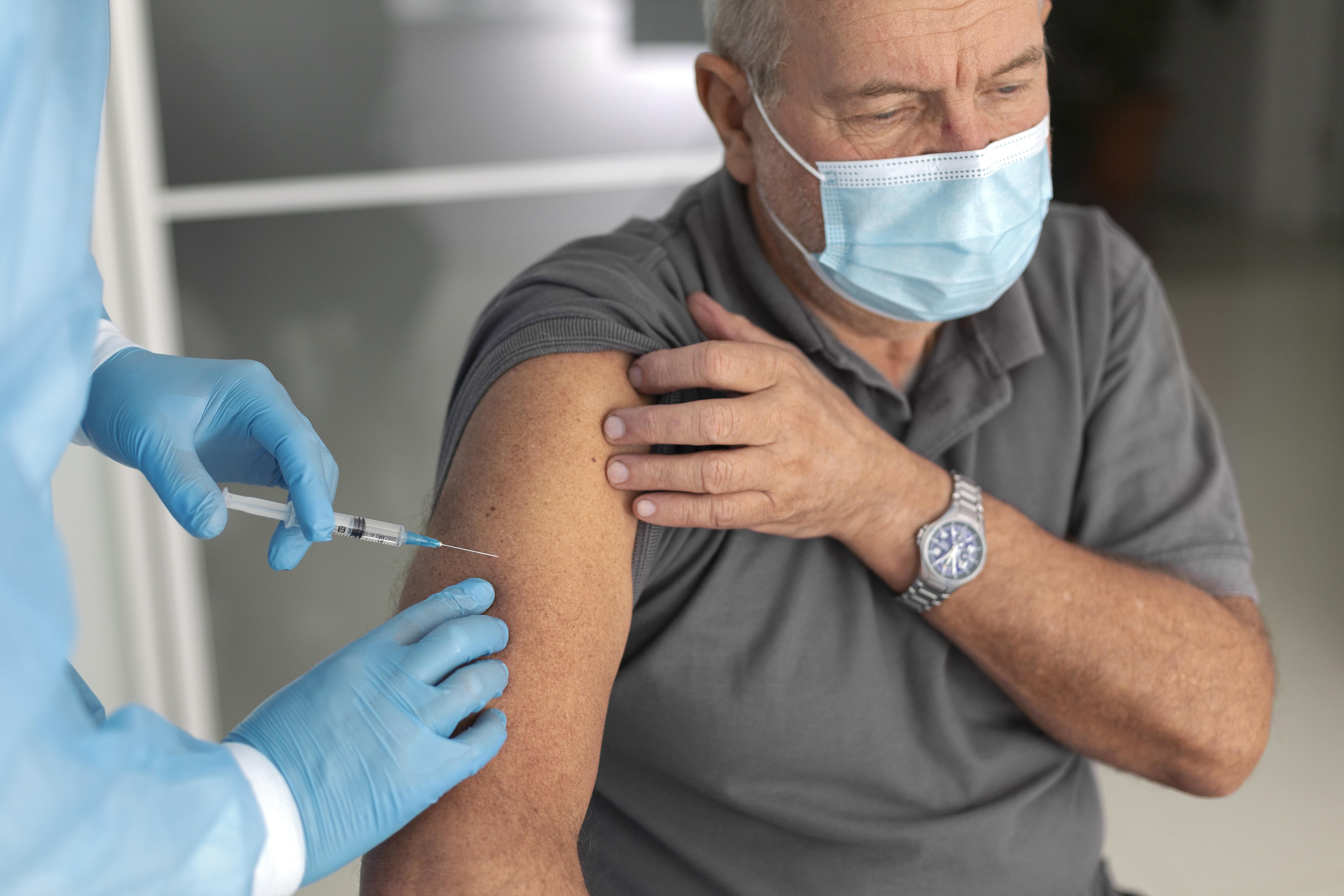 Vacina contra vírus que ameaça idosos reduz internações em 75%, aponta estudo