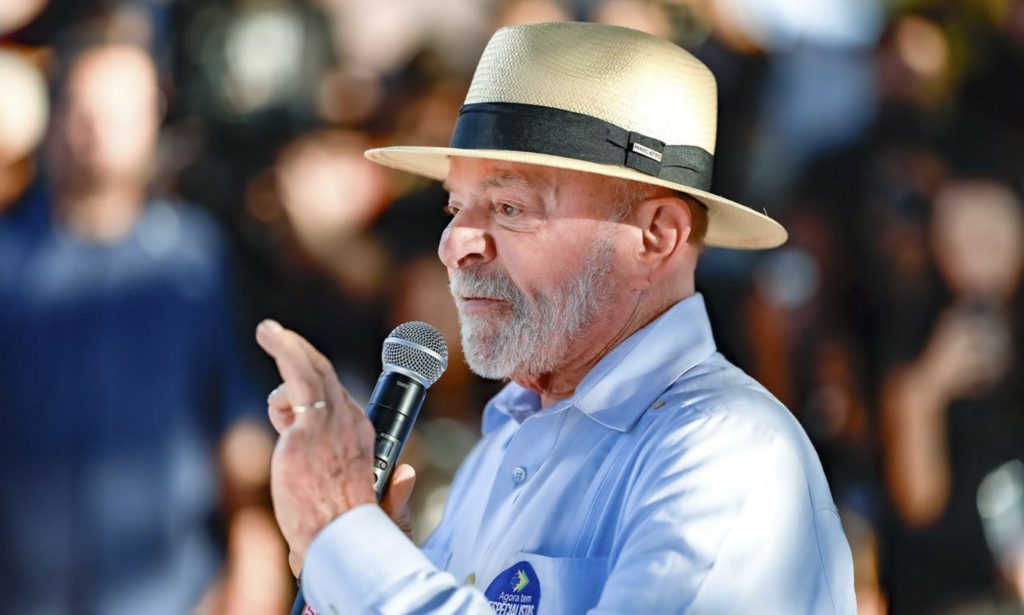 Lula faz mudanças na equipe de comunicação do governo para reforçar pré-campanha