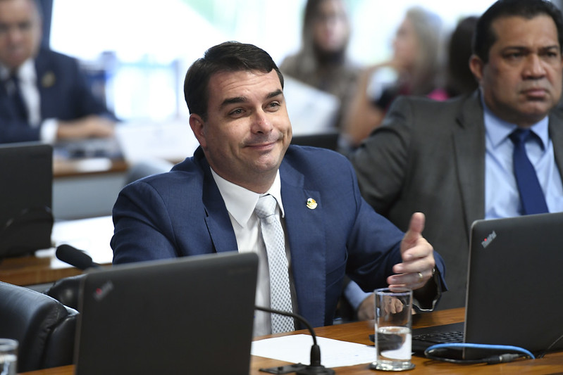 PGR defende ouvir Flávio Bolsonaro em ação sobre calúnia contra Lula