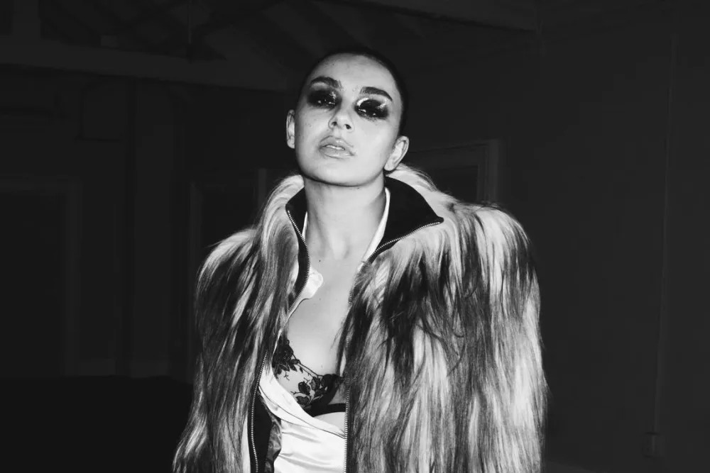 Charli XCX divulga prévia de “Camera”, nova faixa de seu próximo álbum de estúdio!