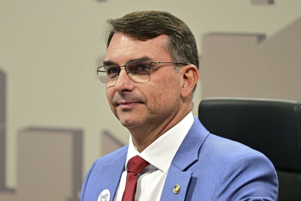 Moraes autoriza PF a ouvir Flávio Bolsonaro por acusação de calúnia contra Lula