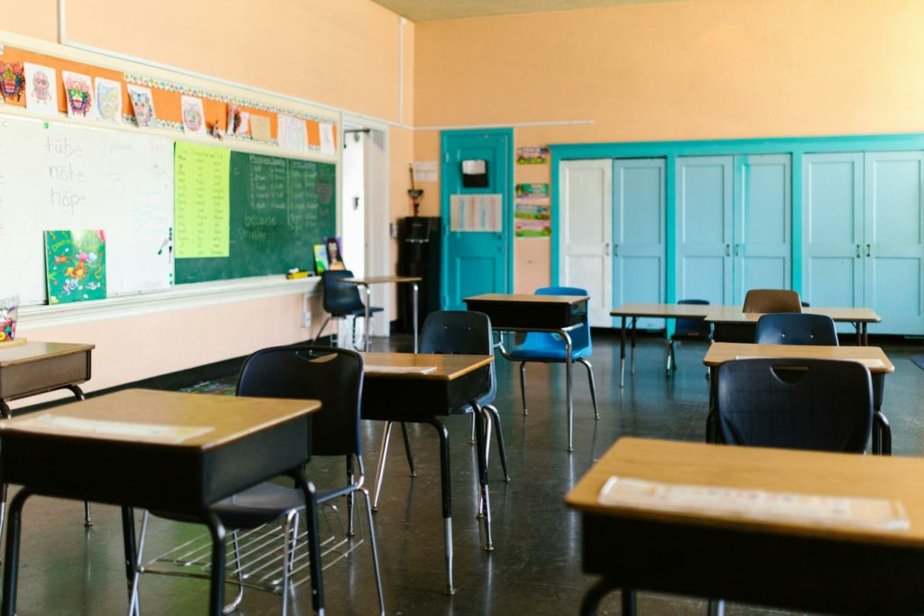 O inspetor de quarteirão dentro da escola?