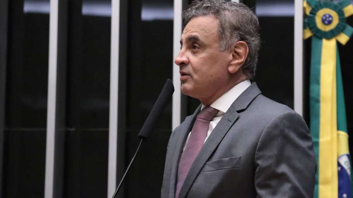 Aécio Neves propõe veto ao uso de criptomoedas em apostas online no Brasil
