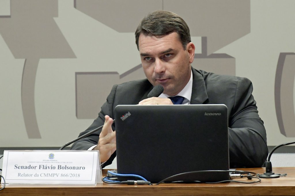 Pré-campanha de Flávio Bolsonaro enfrenta nova crise, disputa de poder e críticas de Zema 