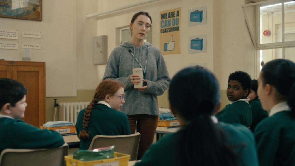 Saoirse Ronan sequestra criança problemática no trailer da comédia sombria ‘Bad Apples’; C