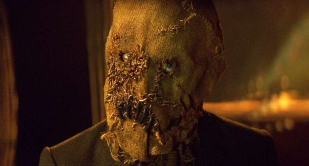 ‘Batman Begins’: Christopher Nolan quase cortou visual icônico do Espantalho; Entenda o mo