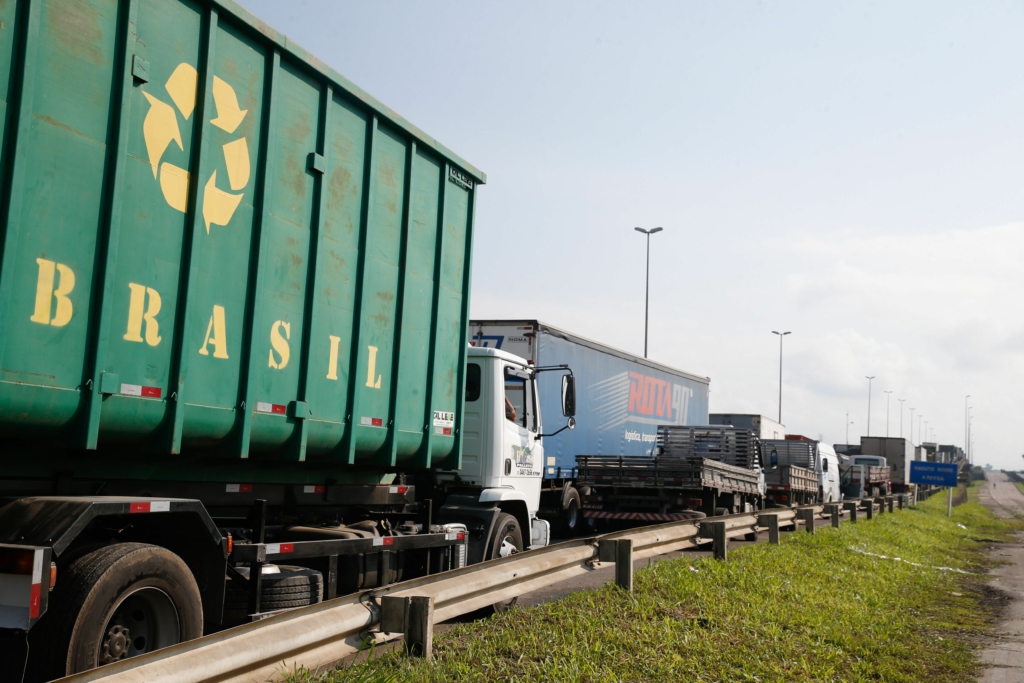 Caminhoneiros de Santos decidem paralisar atividades para pressionar por MP do Frete
