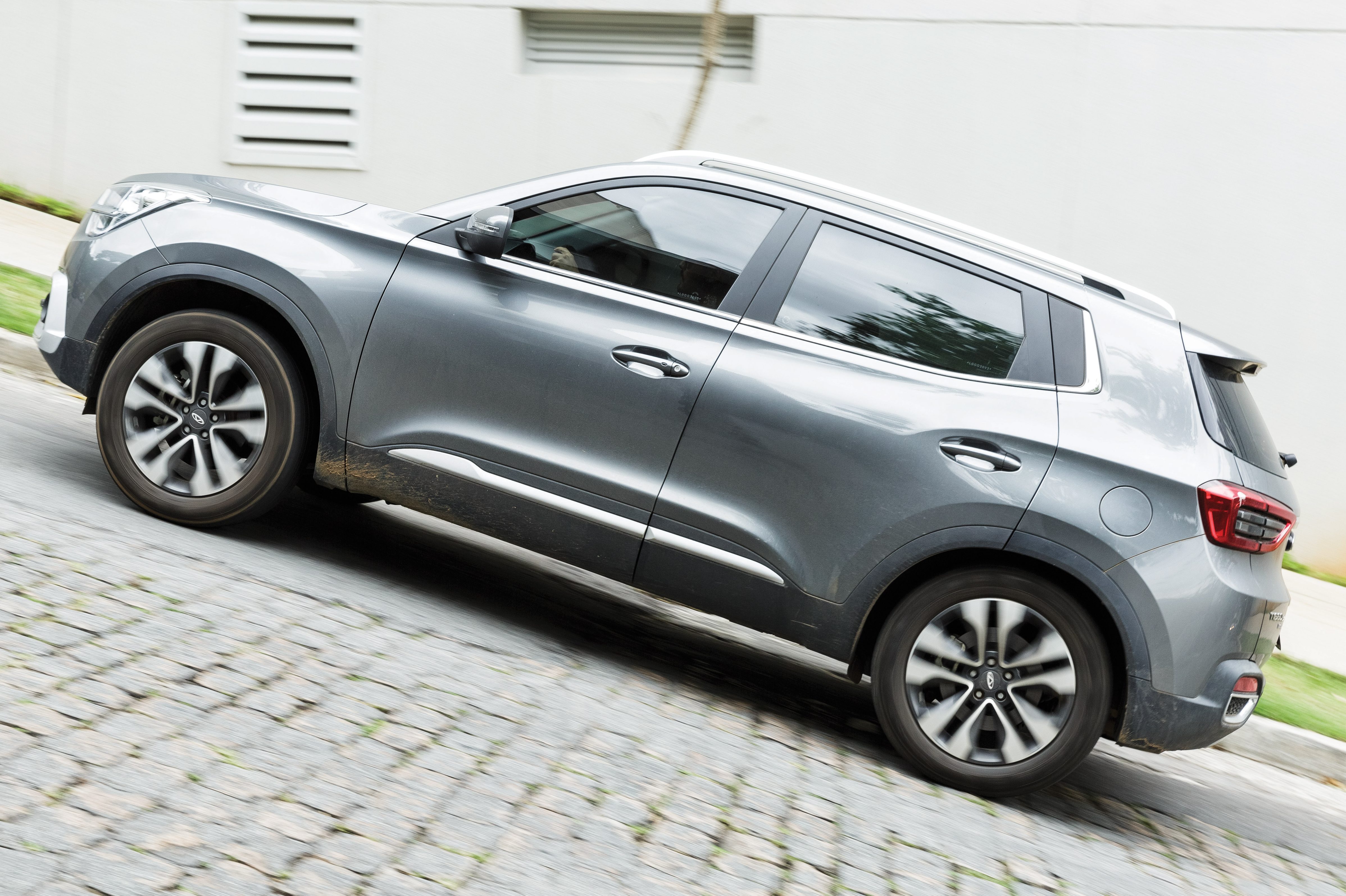O velho hábito de desligar o ar-condicionado do carro na ladeira ainda faz sentido?