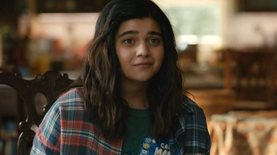 Iman Vellani rebate ideia de que a Gen-Z NÃO se importa com filmes de super-heróis: “Só qu