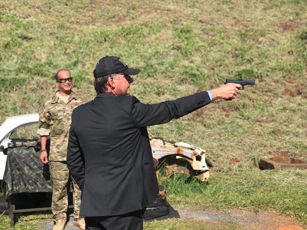 Bolsonaro diz à polícia que ‘não poderia ficar desarmado’e Moraes pede parecer da PGR