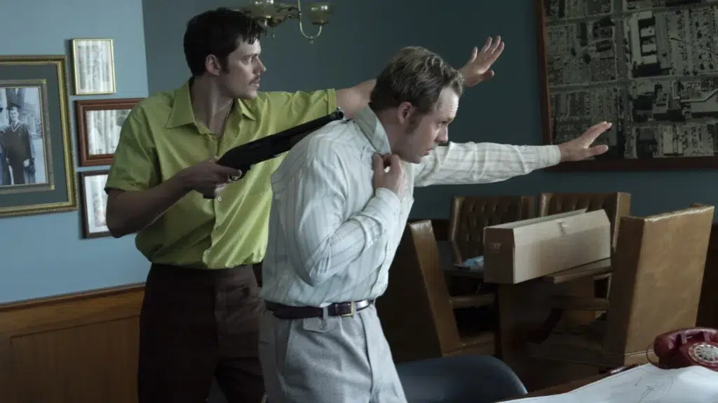 HISTÓRIA REAL! Bill Skarsgard sequestra seu hipotecário no trailer de ‘Refém por um Fio’; 