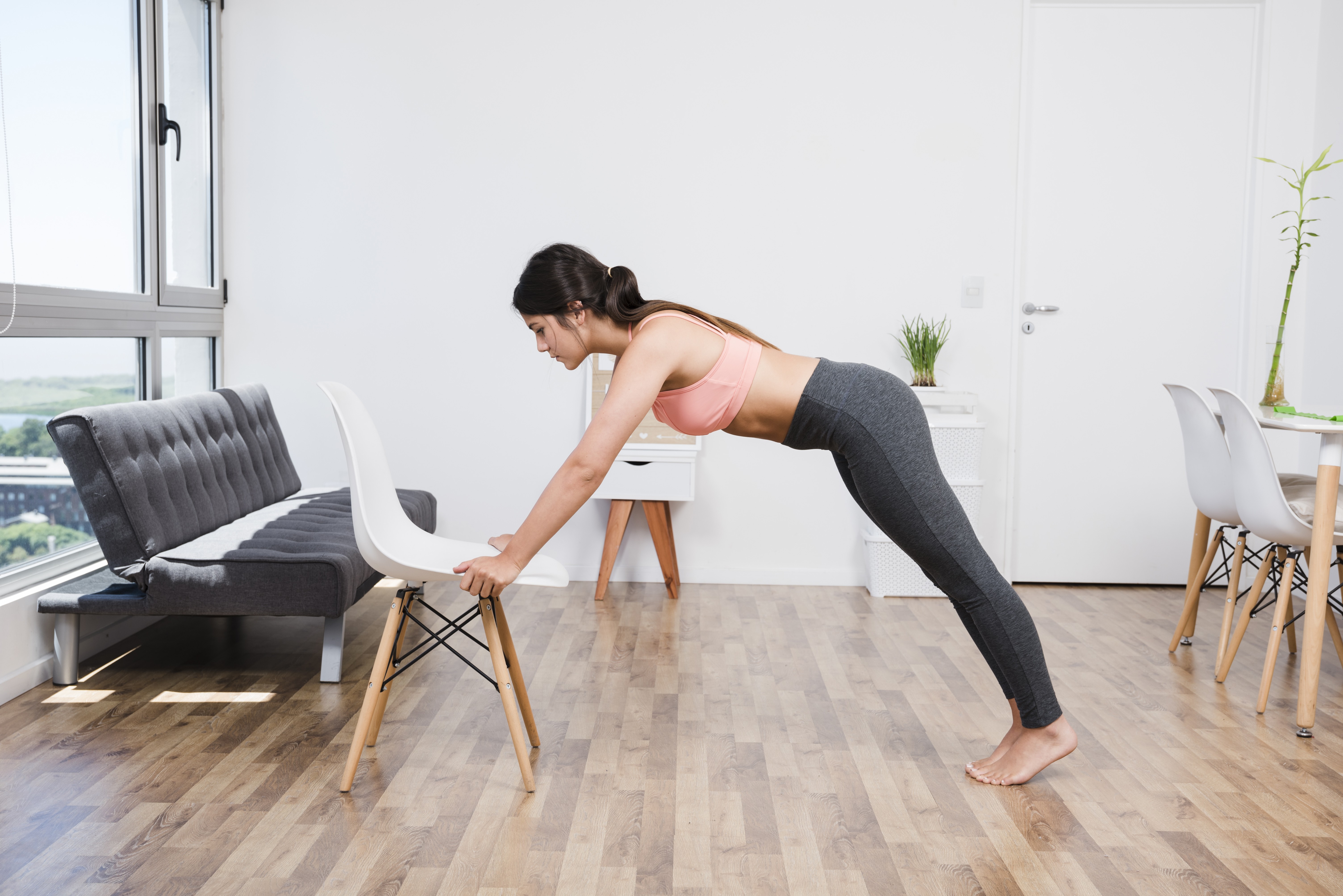 4 exercícios para fazer em casa utilizando apenas uma cadeira