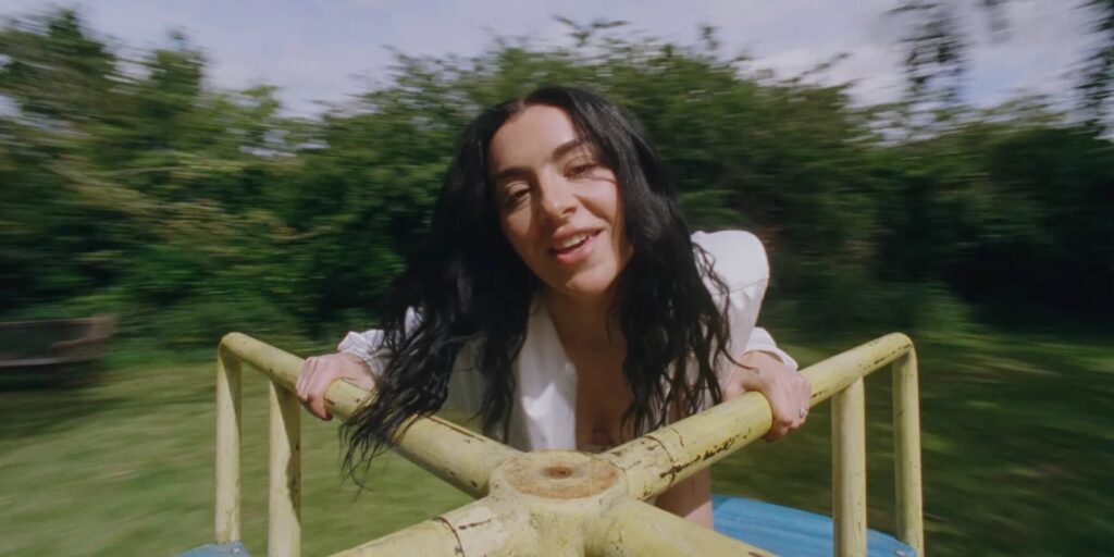 Charli XCX lança “Wink Wink”, novo single de seu próximo álbum de estúdio!