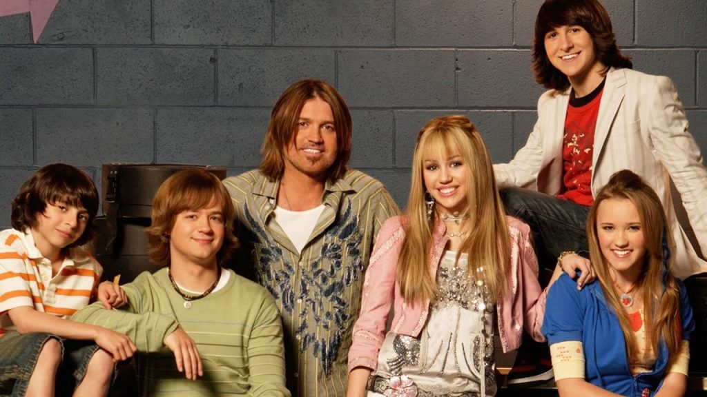 Astro de ‘Hannah Montana’ revela por que ficou de fora do especial de 20 anos
