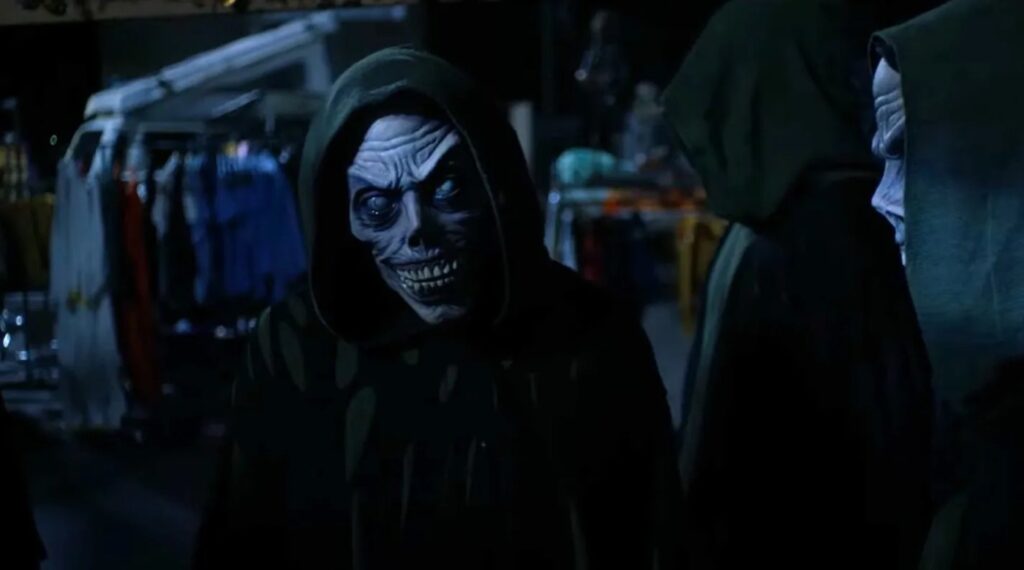 Assassino misterioso causa CAOS em loja de fantasias no trailer do slasher ‘Halloween Stor