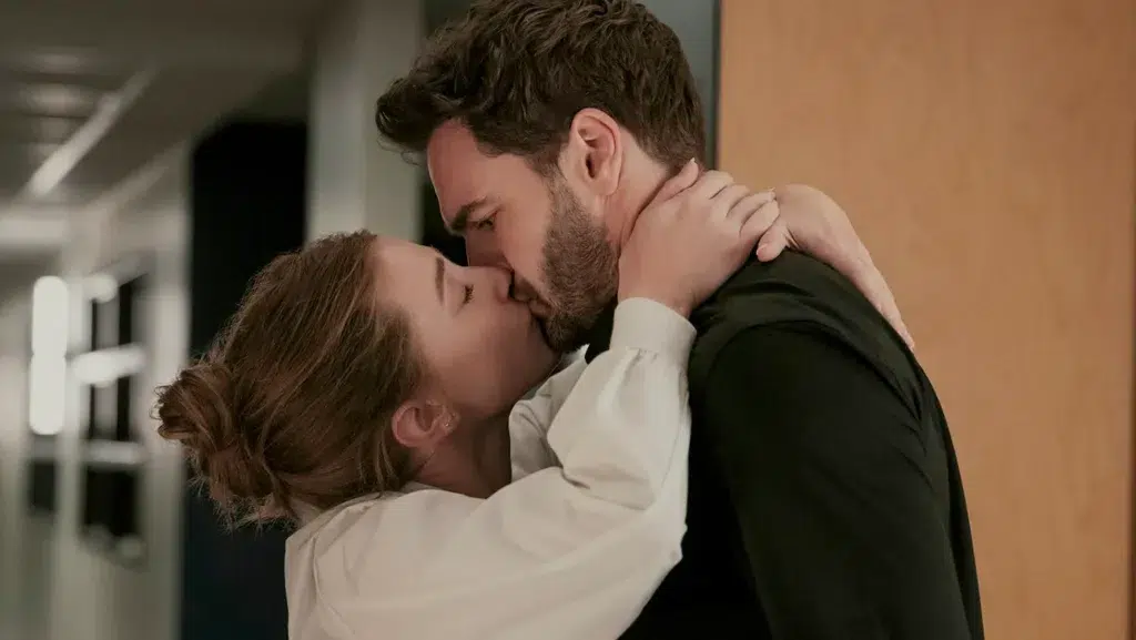 Lili Reinhart e Tom Bateman fingem ser namorados no teaser de ‘A Hipótese do Amor’; Confir
