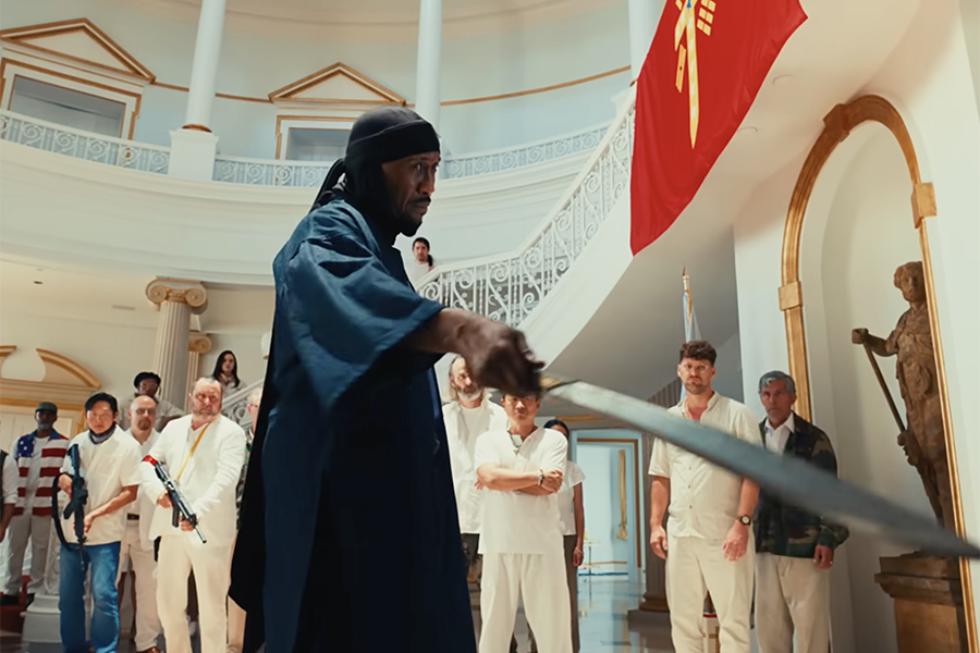 Mahershala Ali embarca em uma jornada PERIGOSA no trailer da ação ‘Your Mother Your Mother