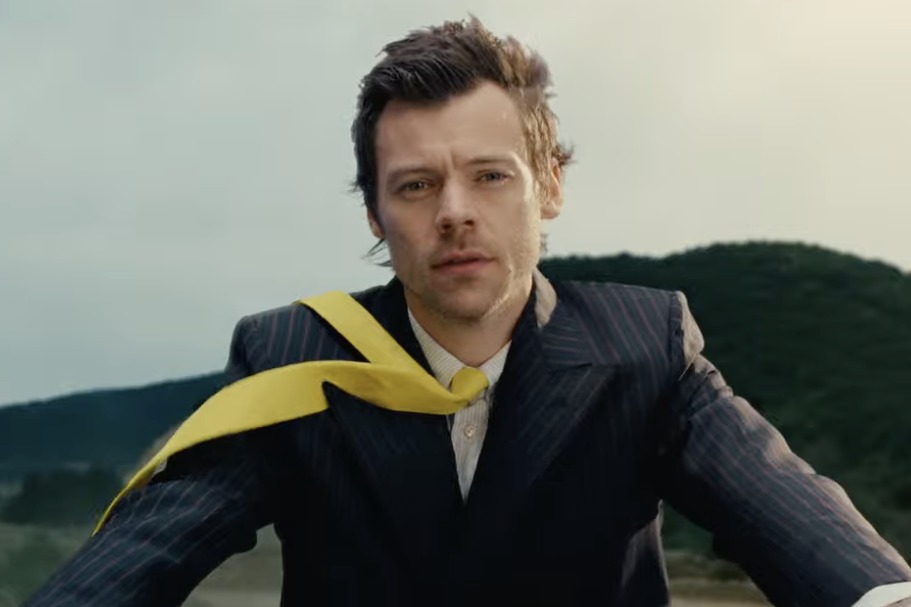 Harry Styles engasga com água, sofre queda no palco e assusta fãs; Confira!