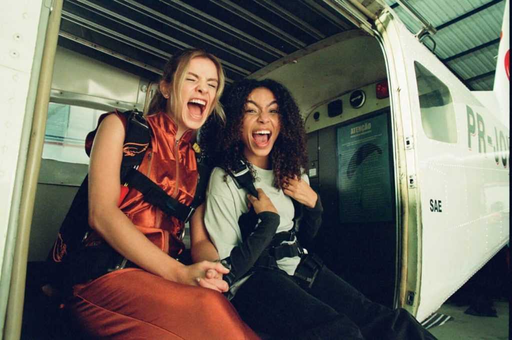 ‘As Dez Vantagens de Morrer Depois de Você’, com Any Gabrielly e Giulia Be, tem estreia AD