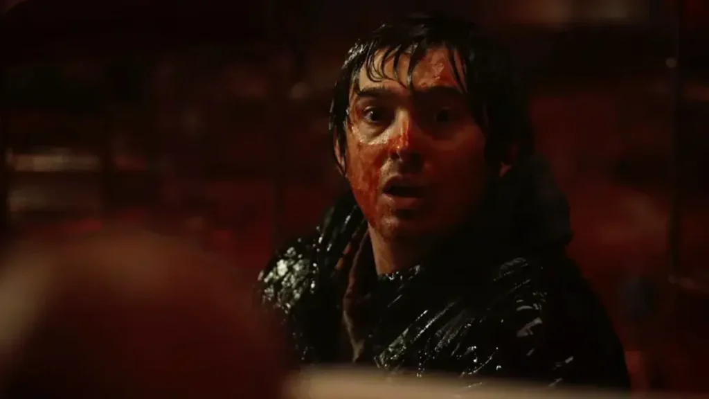 ‘Resident Evil’: Austin Abrams é ATERRORIZADO em imagem inédita da nova adaptação