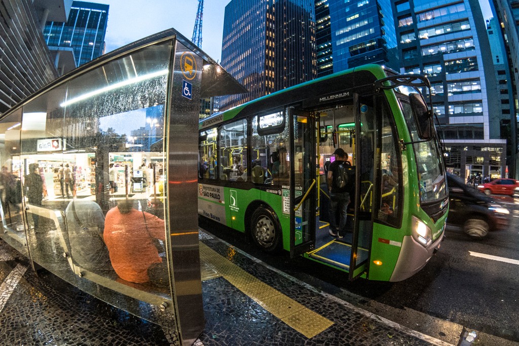 Por que não precisamos usar cinto de segurança nos ônibus municipais?
