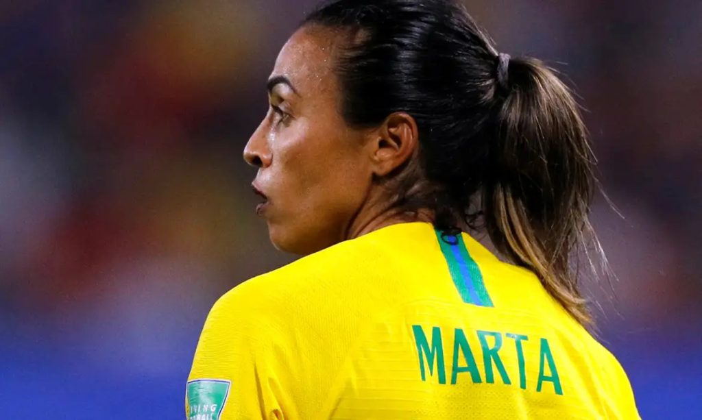 ‘Marta’: Alice Carvalho veste a icônica camisa 10 em novo vídeo dos bastidores da cinebiog