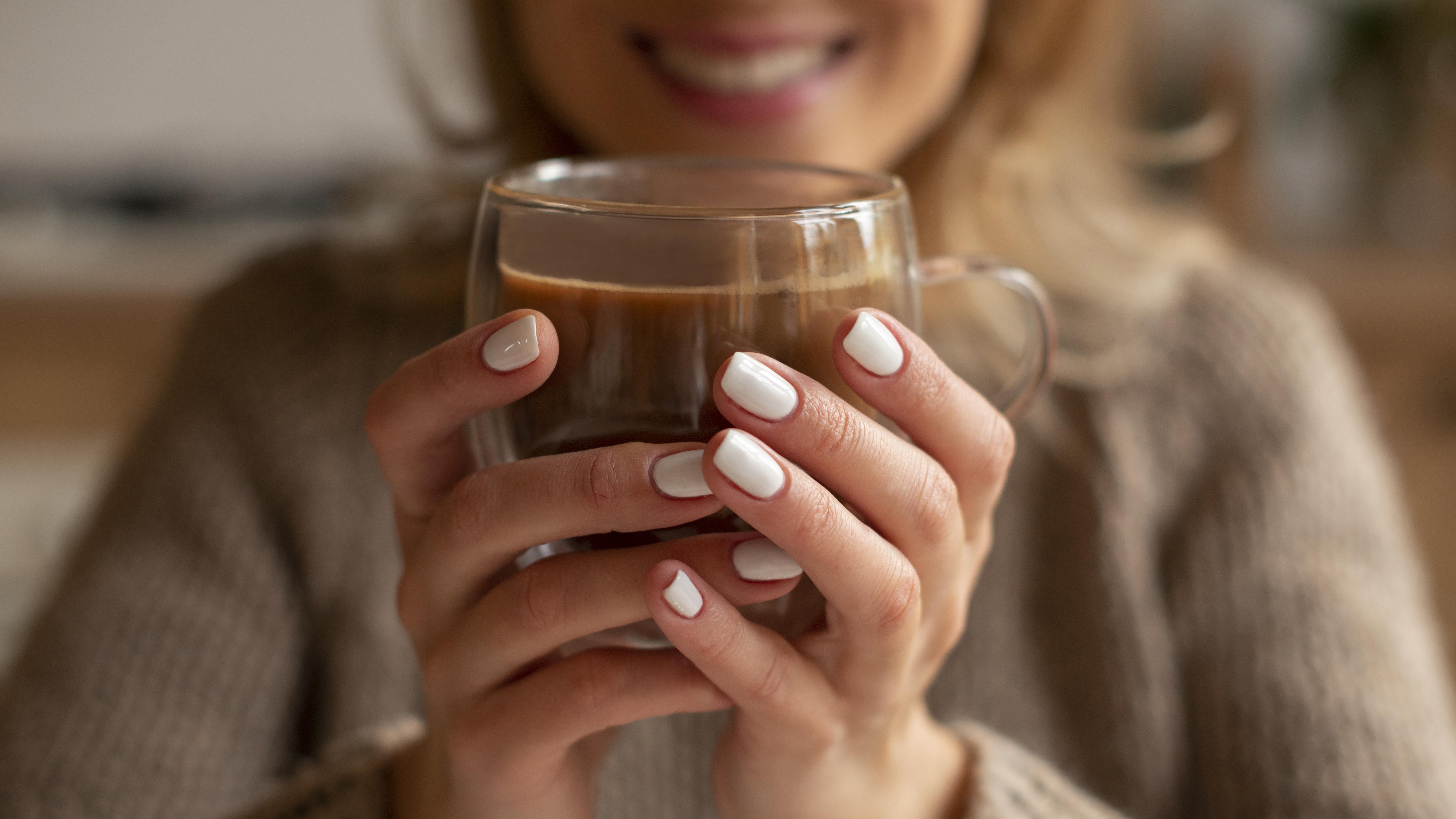 Chocolate quente proteico: aqueça seu inverno sem sair da dieta