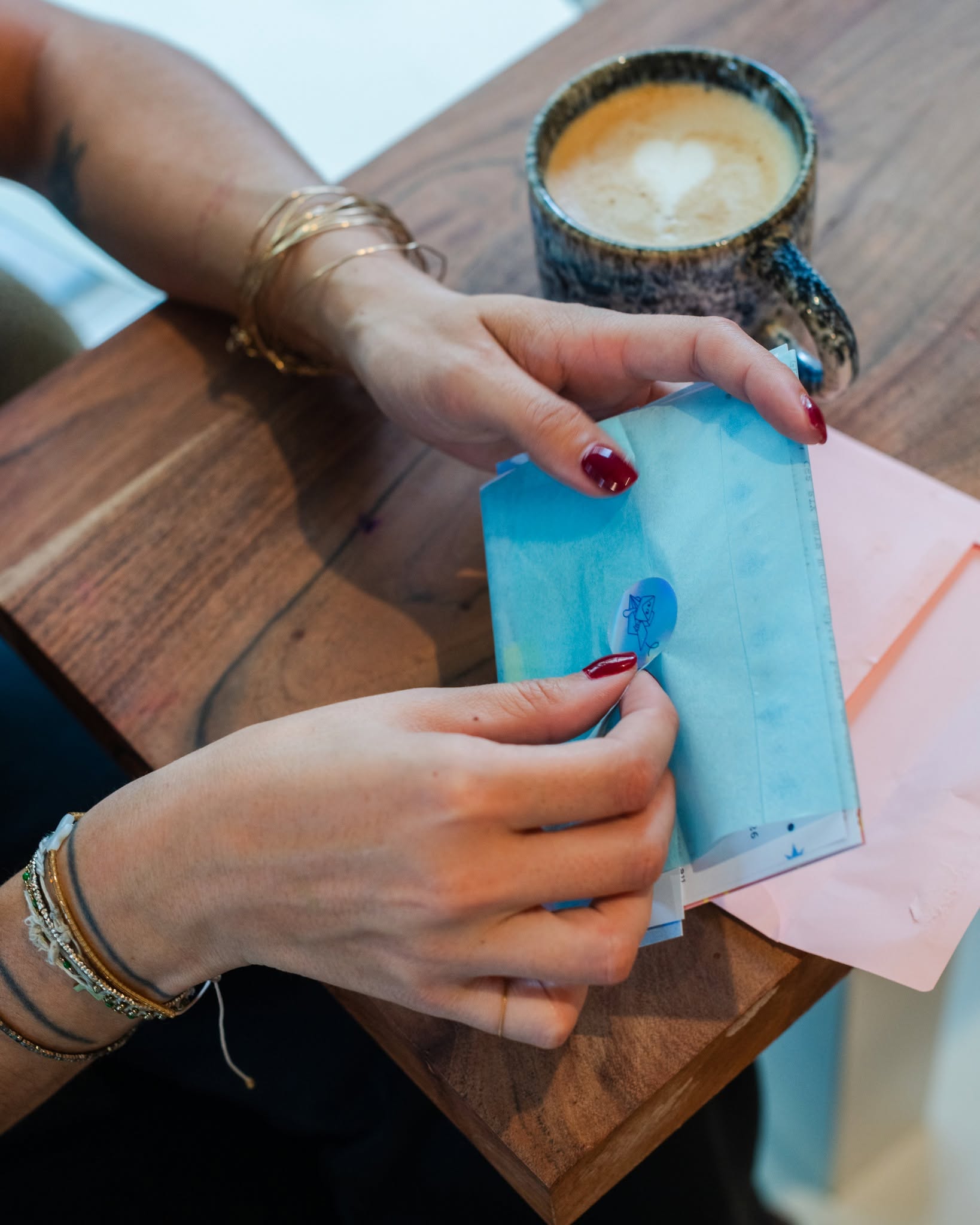 Em Paris, café-correio transforma cartas em recados para o futuro