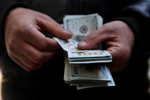 Dólar hoje cai ante o real com atenções voltadas para negociações entre EUA e Irã