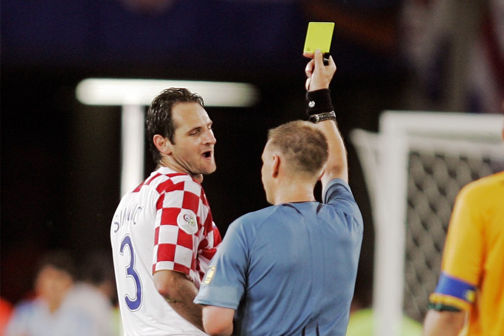 A única expulsão com três amarelos na Copa virou clássico da arbitragem