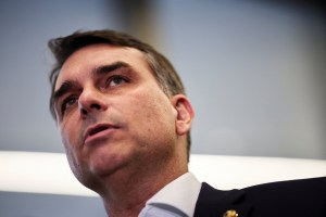 Mesmo com impasse no TSE, Flávio Bolsonaro comemora vitória de Arthur em Roraima