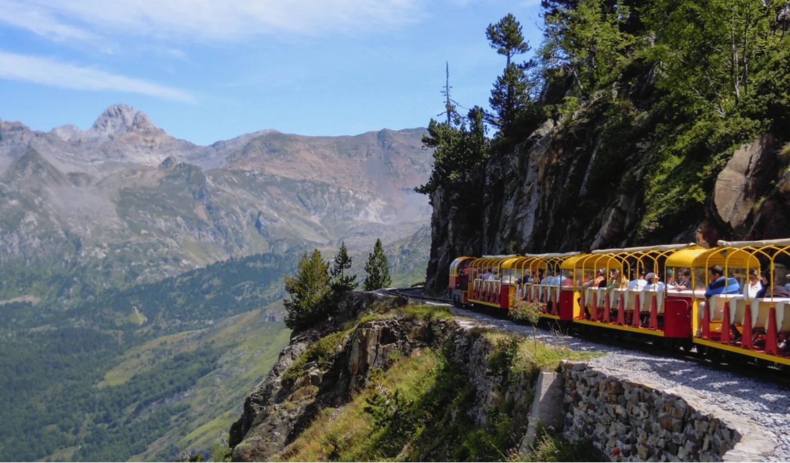 O trem que sobe os Pireneus e parece desafiar a gravidade