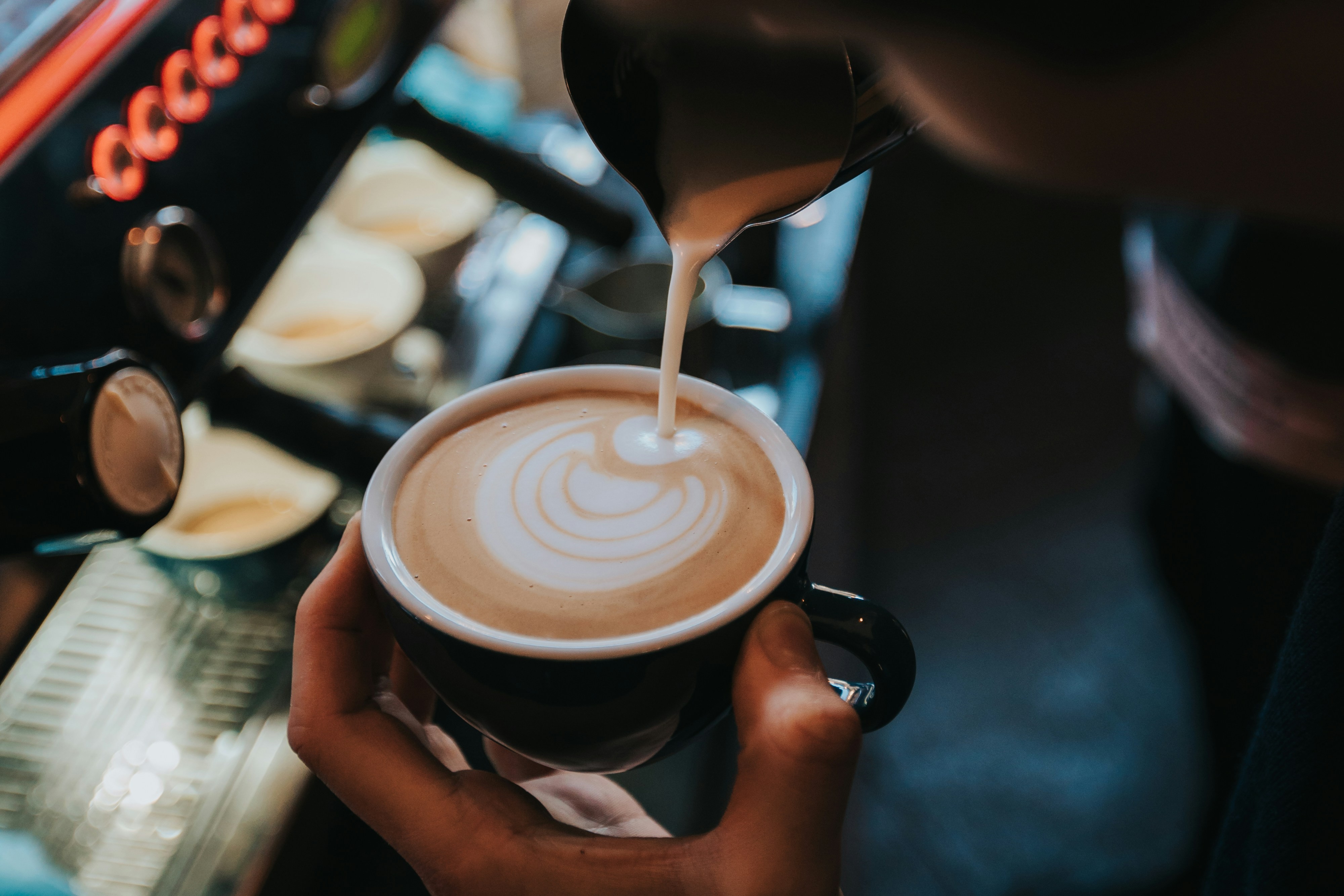 Café com leite atrapalha o ferro? O que corredores precisam saber