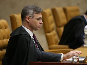 André Mendonça manda remover posts que ligam Flávio Bolsonaro a apoio à ‘escala 7×0’