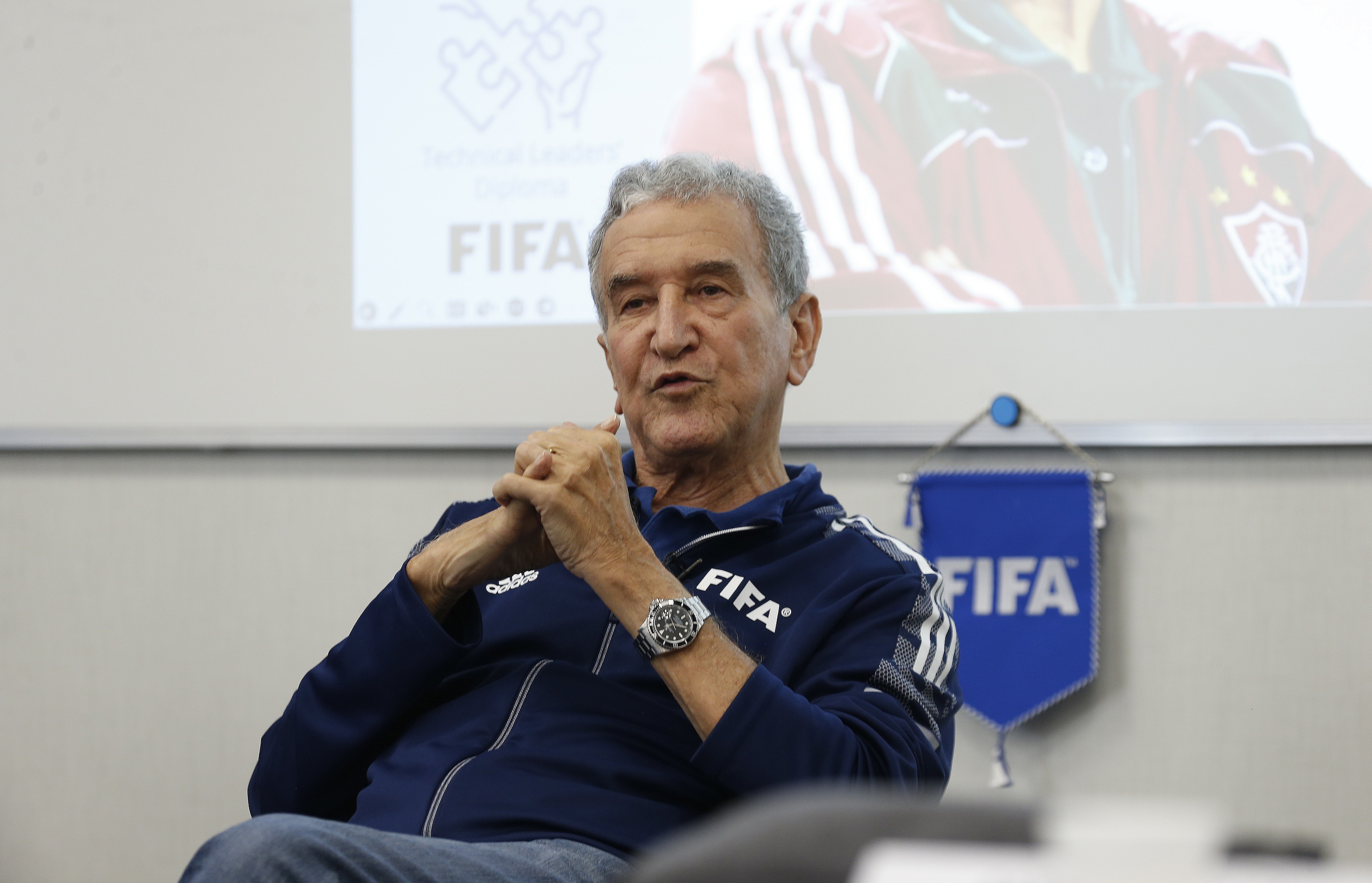 Parreira segue sedado na UTI após inflamação pulmonar