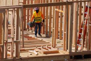 Construtoras: onde o mercado enxerga oportunidades com ações em meio a juros altos?