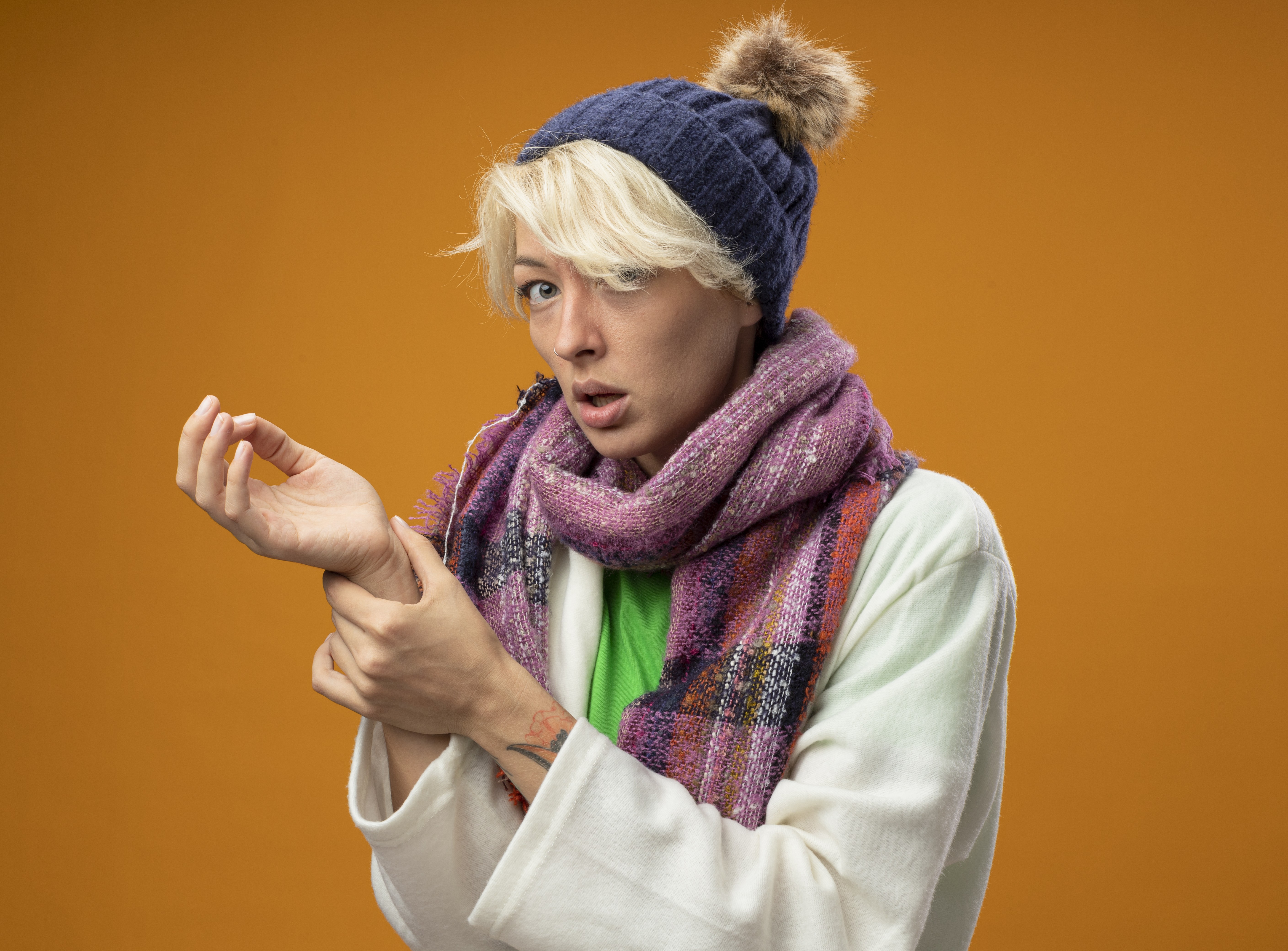 Mãos e pés mudando de cor no frio? Entenda o fenômeno de Raynaud