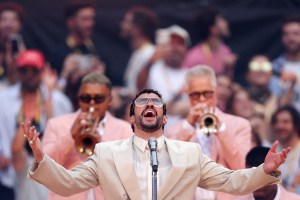 Bad Bunny quebra barreira e se torna o 1º artista latino a faturar US$ 1 bi em turnês