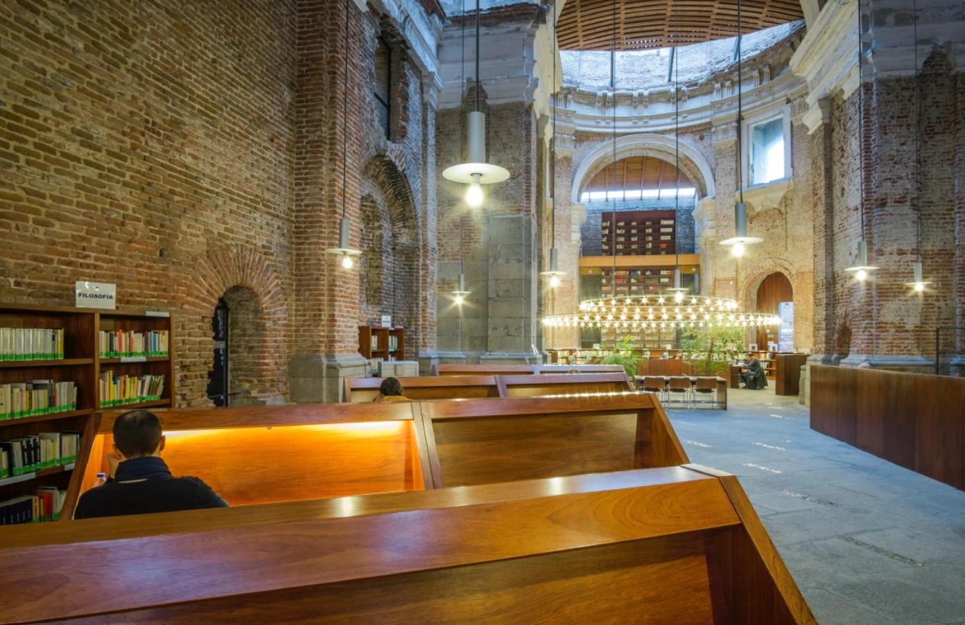 A biblioteca secreta de Madri que transforma ruínas em beleza