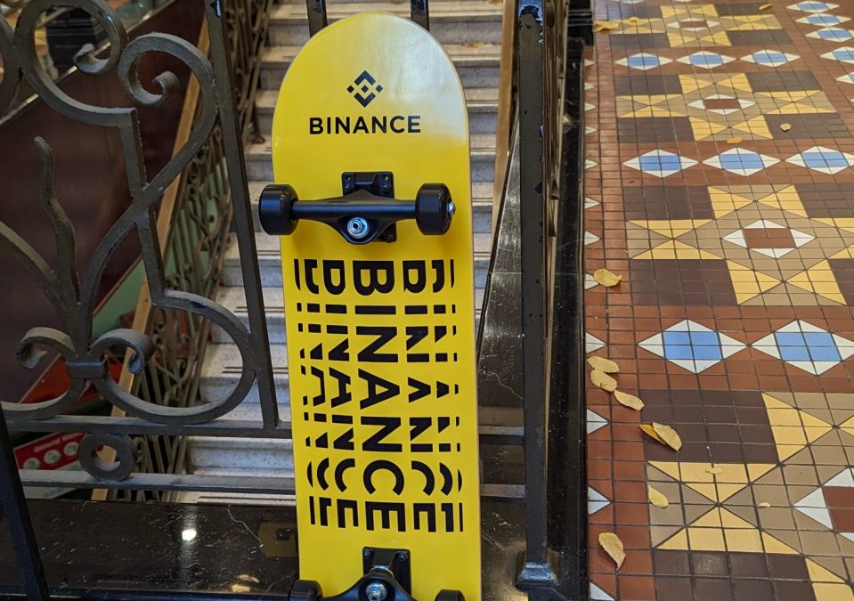 Binance amplia alerta e coloca mais 4 criptomoedas sob monitoramento