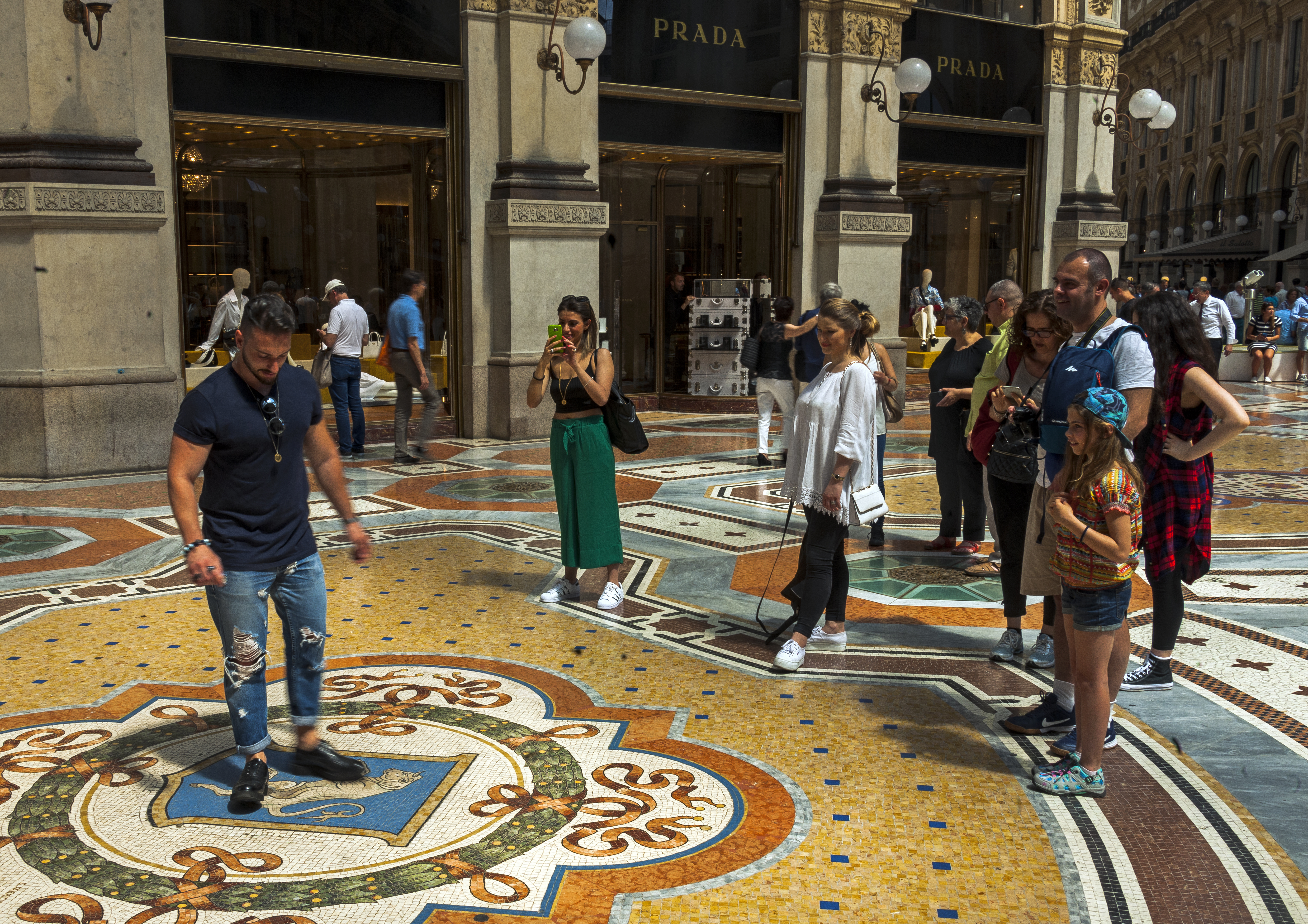 O touro de Milão volta ao brilho: ritual de boa sorte retorna à Galleria