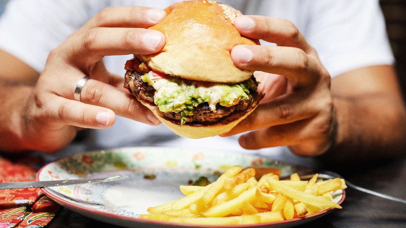 Álcool pode aumentar a vontade de comer ultraprocessados, aponta pesquisa